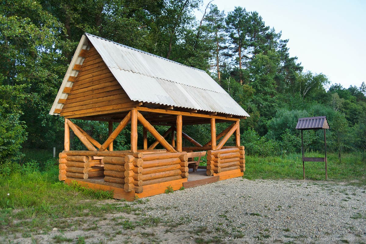 У пруда · беседка